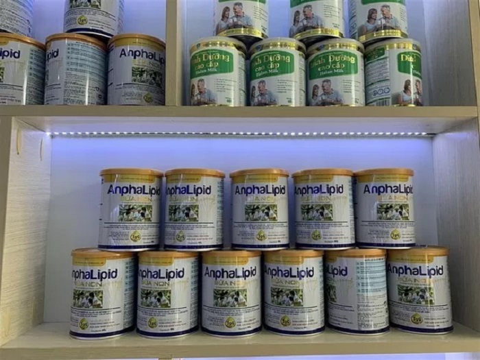 Lực lượng chức năng đã kiểm tra, thu 67 mẫu sản phẩm thành phẩm, tương đương 33 loại sản phẩm của 08 công ty có sản phẩm được sản xuất tại Nhà máy Holland Milk gửi giám định 66/67 lô sản phẩm có chỉ tiêu chất lượng chủ yếu đạt dưới 70%.