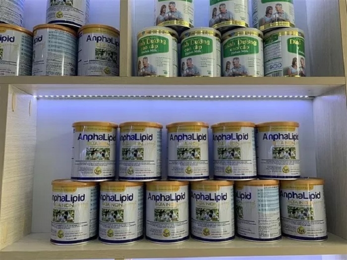 Lực lượng chức năng đã kiểm tra, thu 67 mẫu sản phẩm thành phẩm, tương đương 33 loại sản phẩm của 08 công ty có sản phẩm được sản xuất tại Nhà máy Holland Milk gửi giám định 66/67 lô sản phẩm có chỉ tiêu chất lượng chủ yếu đạt dưới 70%.