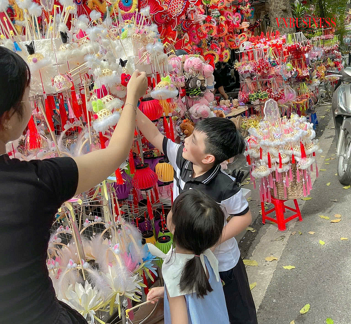 Các cửa hàng bán đồ chơi Trung thu hối hả đón khách.