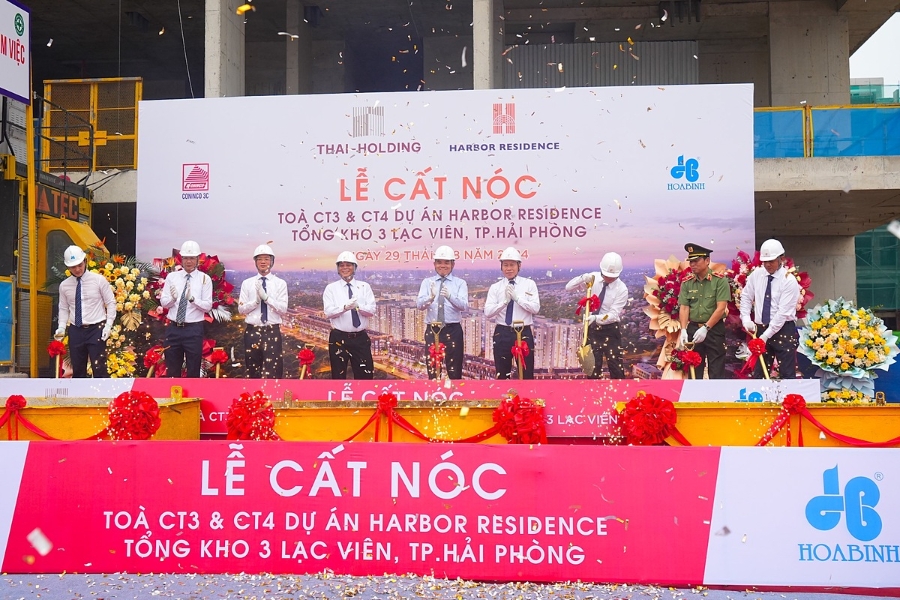 Các đại biểu thực hiện nghi thức cất nóc 2 tòa nhà CT3, CT4 và khai trương căn hộ mẫu dự án nhà ở xã hội tại Kho 3 Lạc Viên.