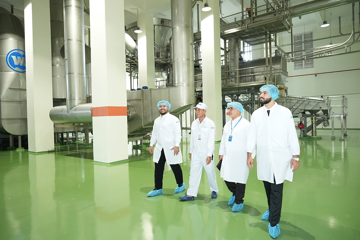 Các đối tác nhập khẩu ấn tượng khi tham quan Nhà máy sữa bột Việt Nam của Vinamilk.