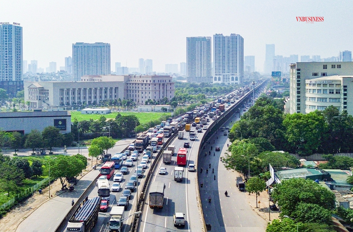 Từ 15h chiều 30/8, ngày làm việc cuối cùng trước kỳ nghỉ lễ Quốc khánh 2/9, hàng nghìn người dân đã rời Thủ đô đổ theo các tuyến đường cửa ngõ để về quê hoặc đi du lịch.