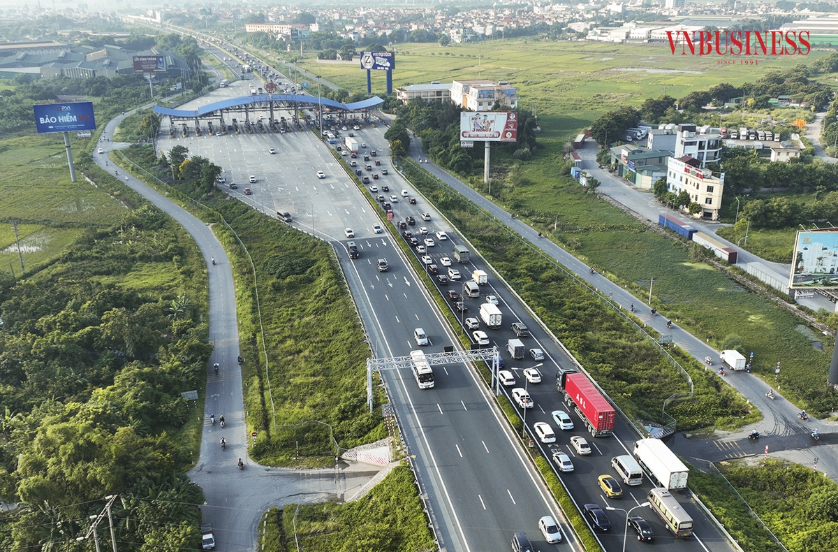 Tại khu vực trước Trạm thu phí vào cao tốc &lpar;Pháp Vân – Cầu Giẽ&rpar;, tình trạng ùn ứ phương tiện cũng đã xảy ra, dòng ô tô phải di chuyển với tốc rất chậm.
