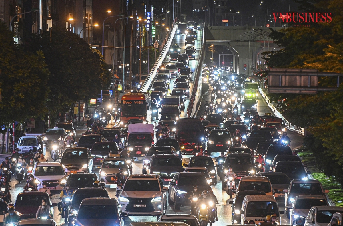 Càng về tối, đường càng ùn tắc, 19h, xe cộ vẫn ken đặc ở đường vành đai 2 hướng Ngã Tư Sở Phạm Hòa