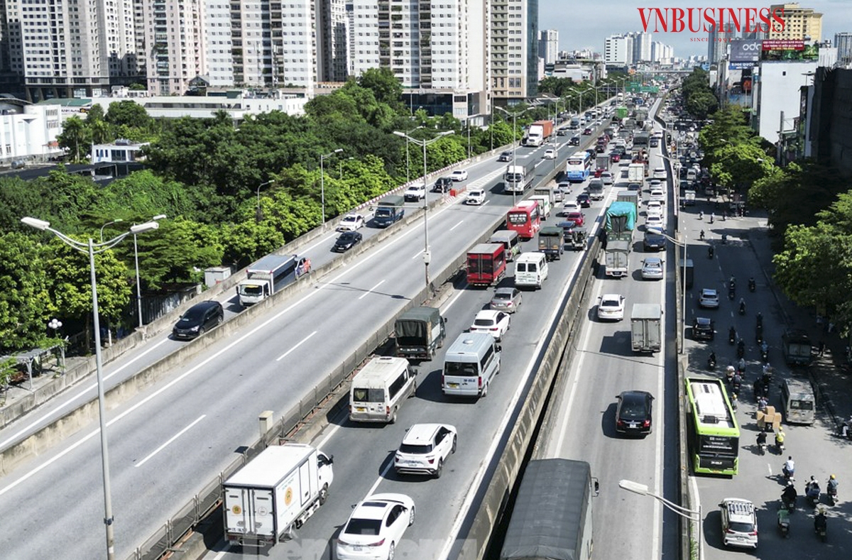 Từ giữa trưa, đường vành đai, trục hướng tâm tại cửa ngõ phía nam Hà Nội đã chật cứng xe cộ cả hai hướng. Dòng xe trên đường vành đai 3 có lúc ùn tắc kéo dài hàng km, dòng phương tiện phải nhích từng chút.