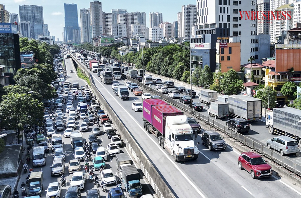 Theo ghi nhận của VnBusiness, tại tuyến vành đai 3 &lpar;hướng từ trung tâm thành phố ra Quốc lộ 1A cũ và cao tốc Pháp Vân - Cầu Giẽ&rpar;, lượng phương tiện gia tăng đột biến.