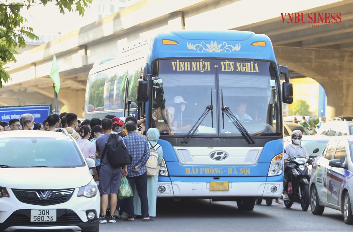 Trên đường Nguyễn Xiển, một số nhà xe tranh thủ bắt khách dọc đường khiến tình trạng giao thông càng trở nên ùn tắc