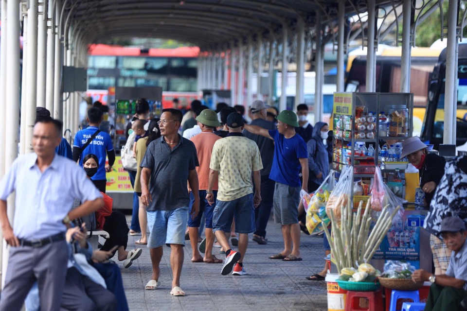 Lượng khách tại các bến xe tăng mạnh so với ngày thường.