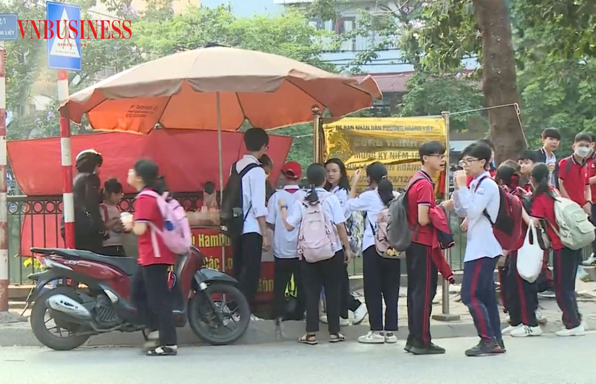 Cảnh tượng học sinh tụ tập xung quanh những xe đẩy bán đồ ăn vặt tại cổng trường trở nên quen thuộc.