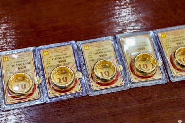 Vàng nhẫn vẫn neo ở mức cao.
