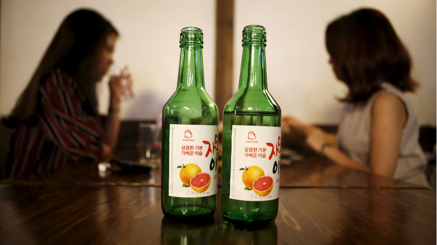 HiteJinro đẩy mạnh sản xuất các phiên bản soju có hương vị trái cây, phù hợp với khẩu vị đa dạng của người tiêu dùng quốc tế.
