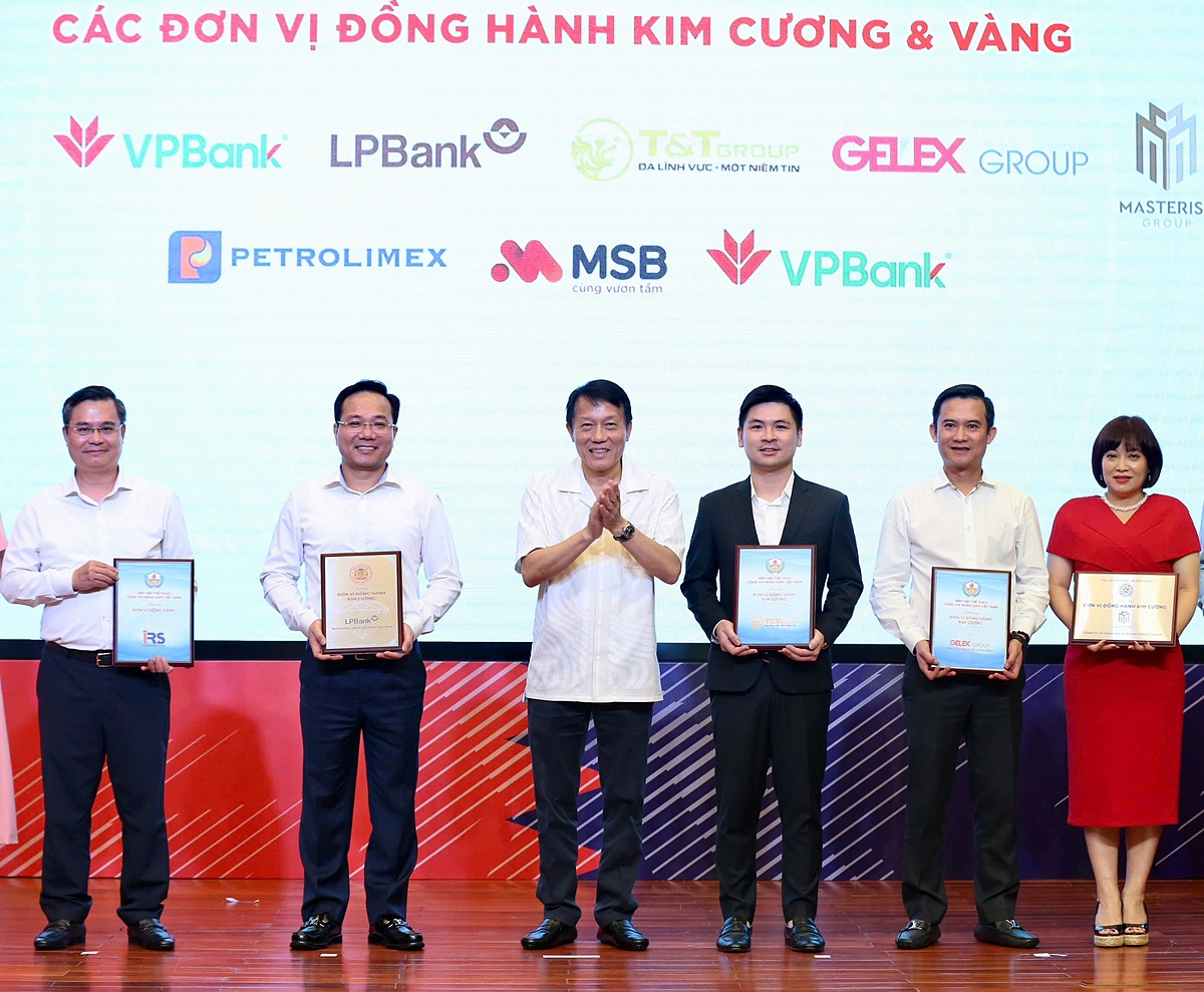 Phó Chủ tịch HĐQT Tập đoàn T&T Group Đỗ Vinh Quang &lpar;thứ ba từ phải sang&rpar; nhận bảng danh vị nhà đồng hành kim cương từ hiệp hội thể thao CAND.