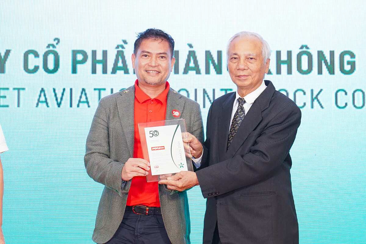 Ông Nguyễn An Di - Giám đốc Nhân sự Vietjet &lpar;bên trái&rpar; nhận giải thưởng tôn vinh Top 50 doanh nghiệp phát triển bền vững từ Ban tổ chức.