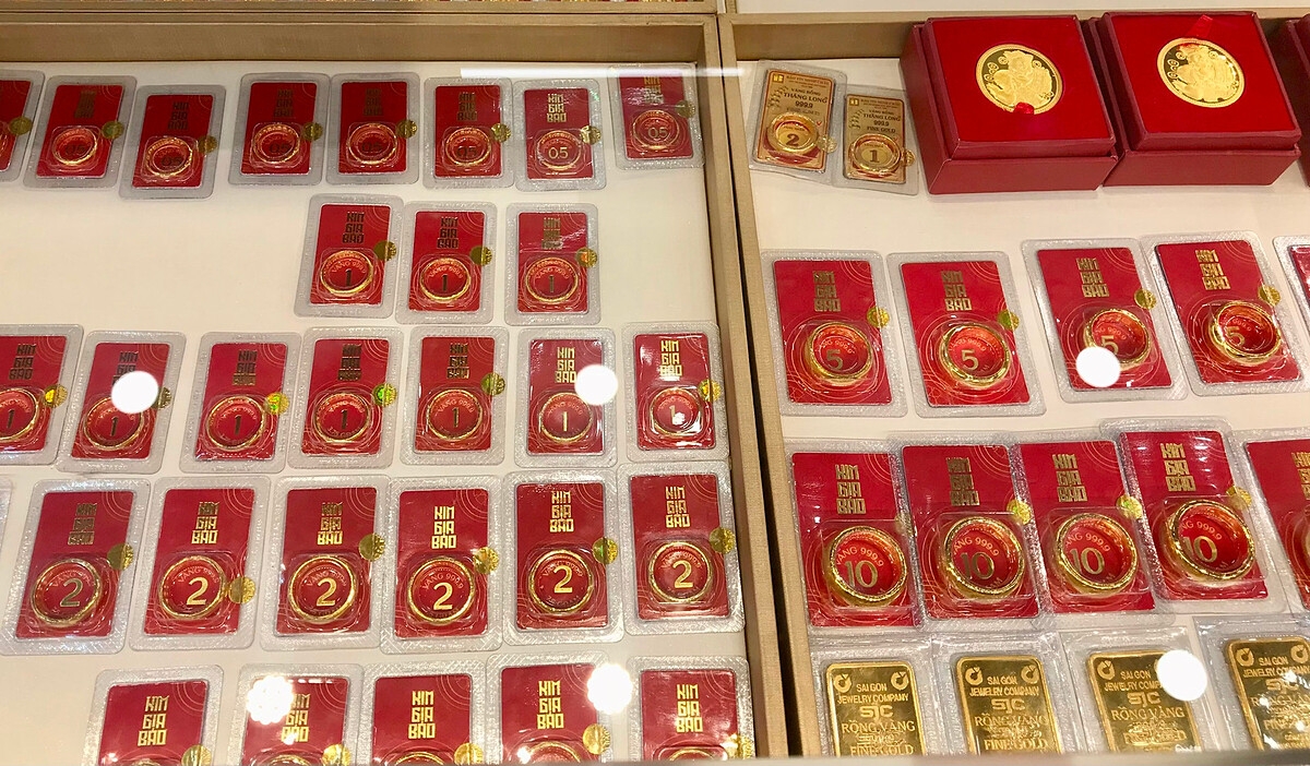 Giá vàng miếng giảm trong khi vàng nhẫn đi lên.