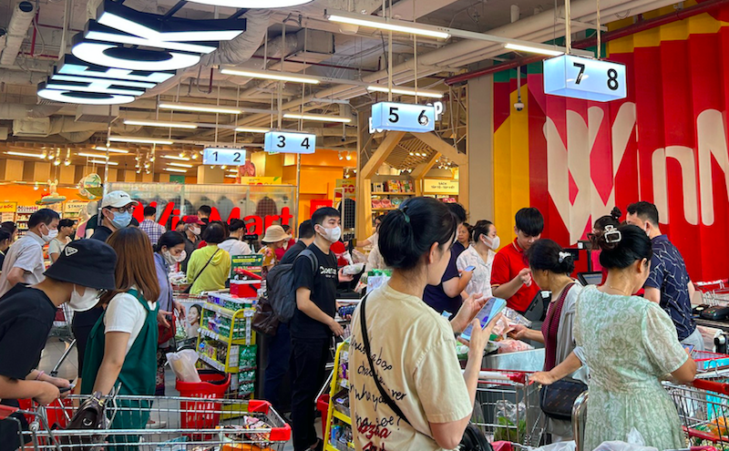Siêu thị ghi nhận lượng khách tới mua sắm đông nghẹt.