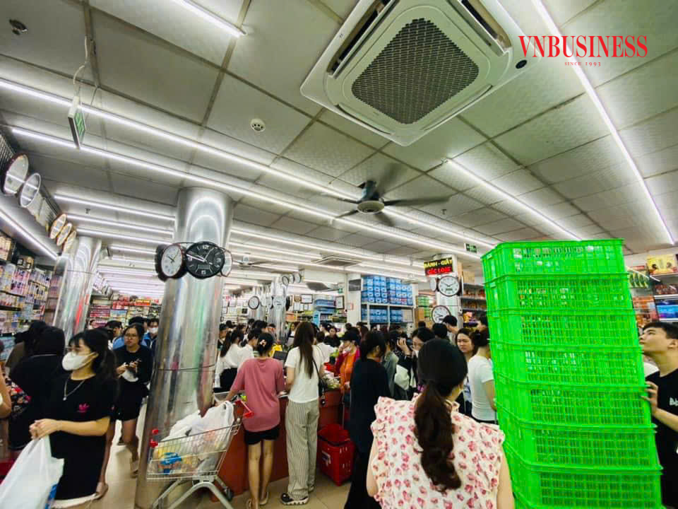 Tổng mức bán lẻ hàng hóa và doanh thu dịch vụ tiêu dùng tháng 8/2024 tăng nhẹ 0.4% so với tháng trước và tăng 7.9% so với cùng kỳ năm trước.