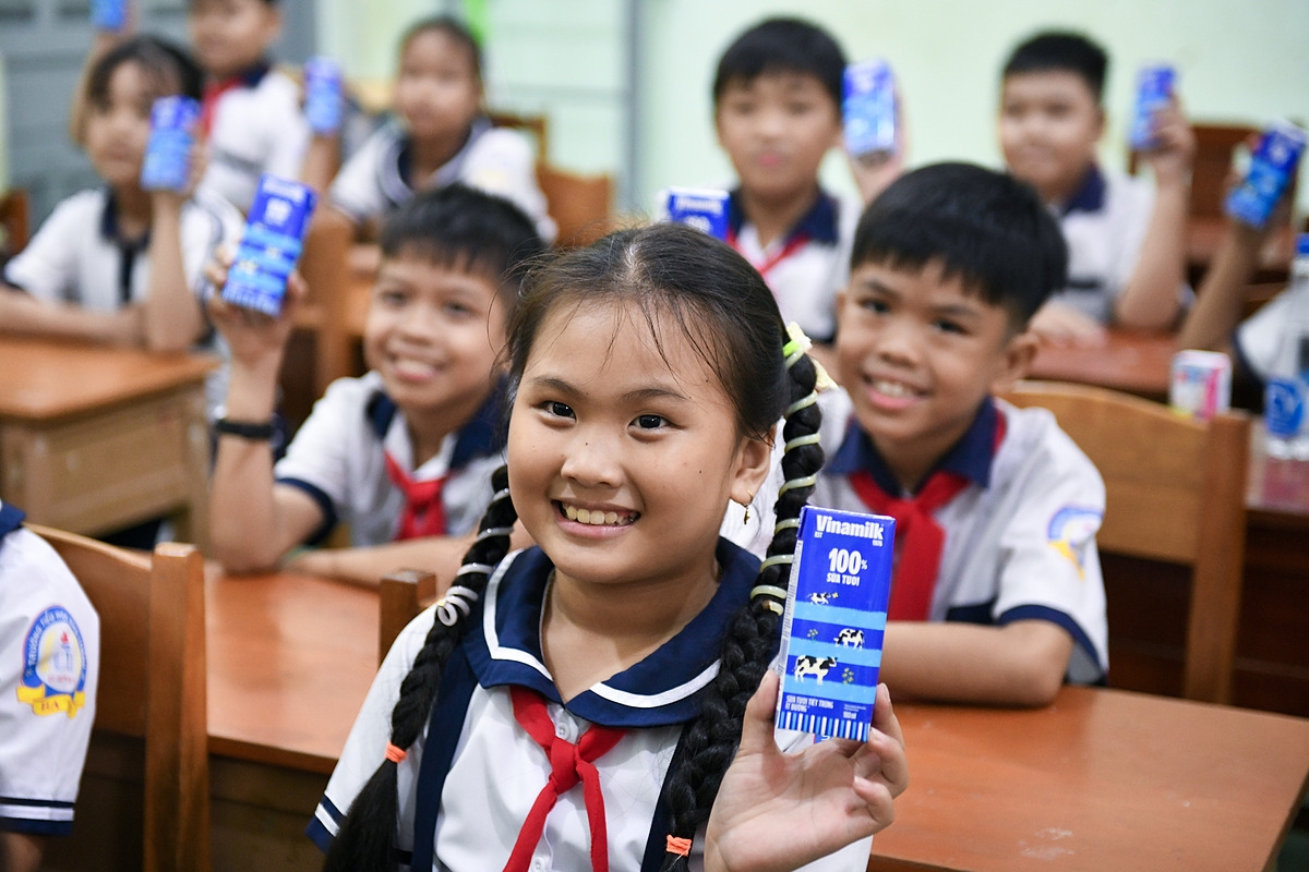 Ngay trong buổi học đầu tiên của năm học mới các em đã được uống sữa theo chương trình.