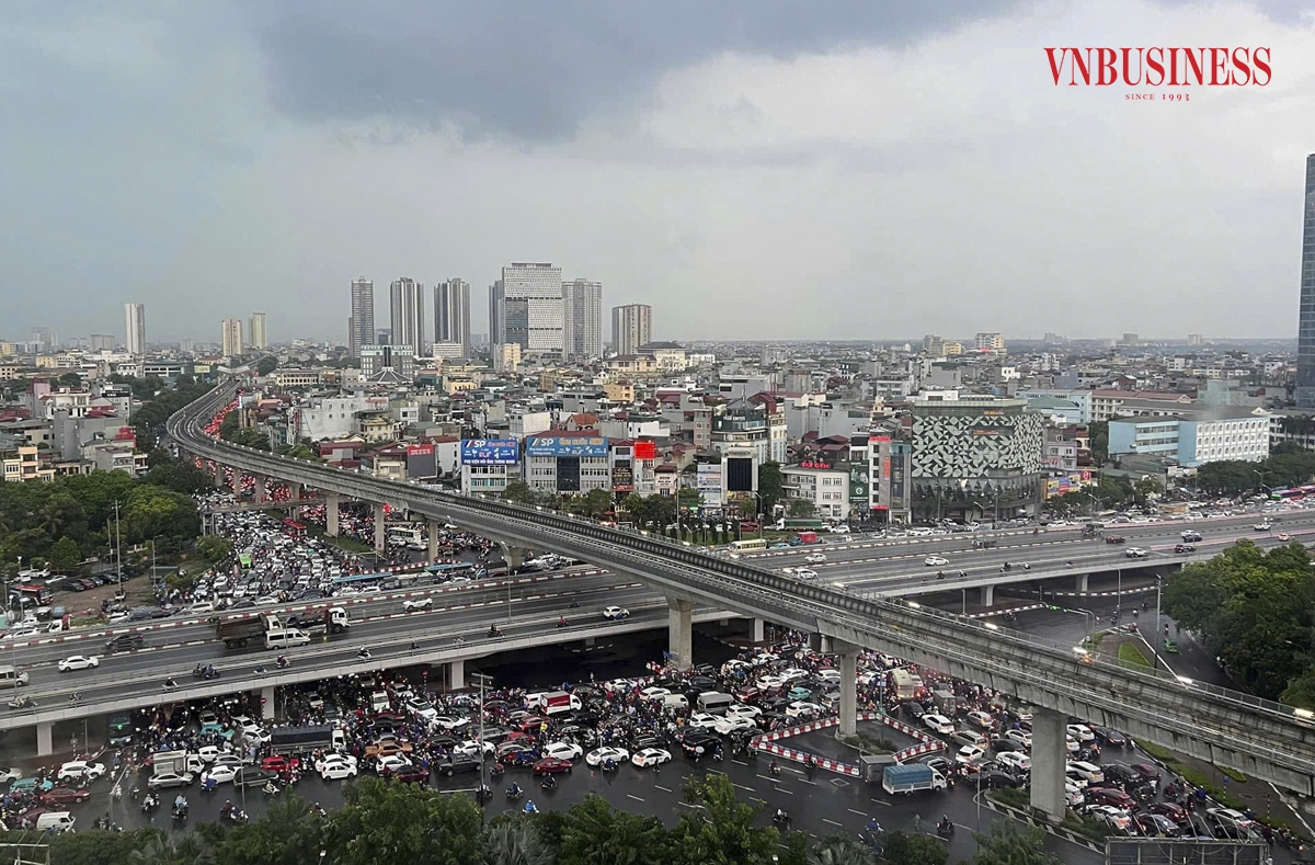 Mặc dù được dự báo là sáng mai &lpar;7/9&rpar; bão số 3 Yagi mới đổ bộ vào Việt Nam. Nhưng từ chiều nay Hà Nội đã có mưa rất to, khiến giao thông một số tuyến phố trở nên hỗn loạn.