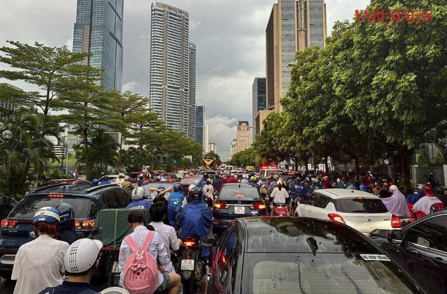 Sau mưa lớn, một số tuyến đường như Nguyễn Chí Thanh, Lê Văn Lương, Nguyễn Trãi, Láng... ùn tắc khá dài, các phương tiện di chuyển chậm chạp, giao thông hỗn loạn cả hai chiều