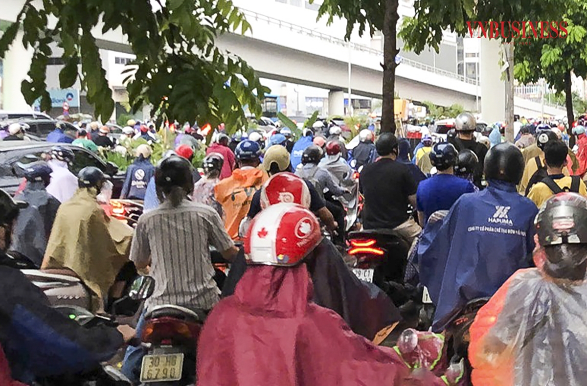 Trước tình trạng mưa lớn, giao thông hỗn loạn, nhiều người phải lựa chọn leo xe lên vỉa hè, tuy nhiên vẫn không thoát được cảnh ùn tắc.