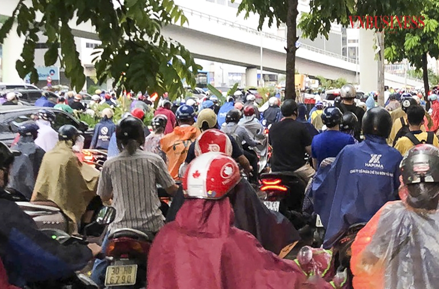 Trước tình trạng mưa lớn, giao thông hỗn loạn, nhiều người phải lựa chọn leo xe lên vỉa hè, tuy nhiên vẫn không thoát được cảnh ùn tắc.