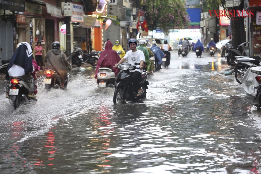 Chỉ sau khoảng 10 phút mưa lớn, phố Hoàng Văn Thái &lpar;quận Thanh Xuân&rpar; đã nhanh chóng trở “thành sông”.