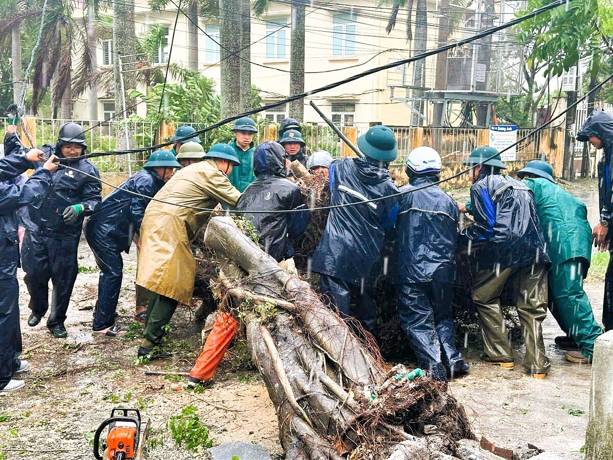 Lực lượng chức năng Đồ Sơn đang khẩn trương xử lý, khắc phục sự cố trước khi bão số 3 đang tiến vào bờ biển.