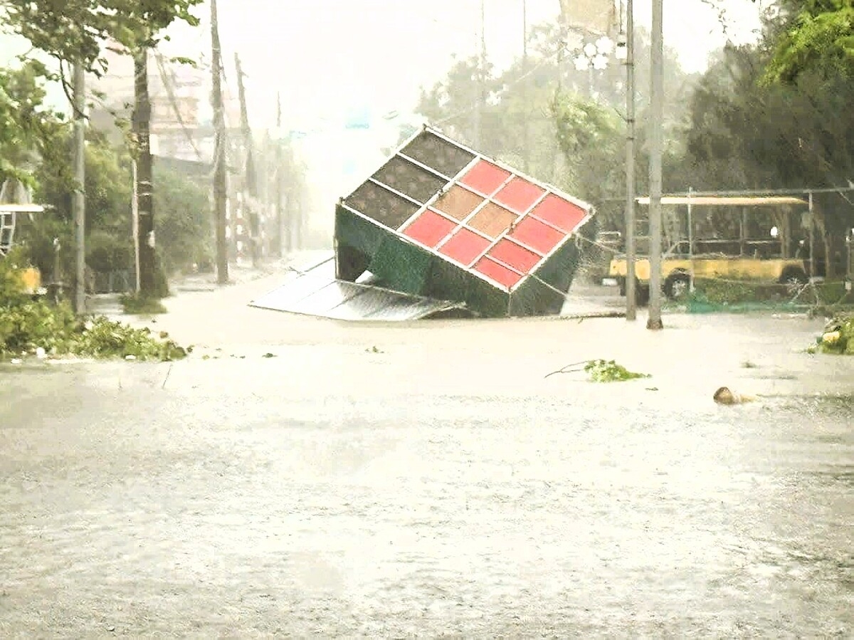 Nhiều ki-ôt lều quán ở huyện đảo Cô Tô bị gió thổi bay.