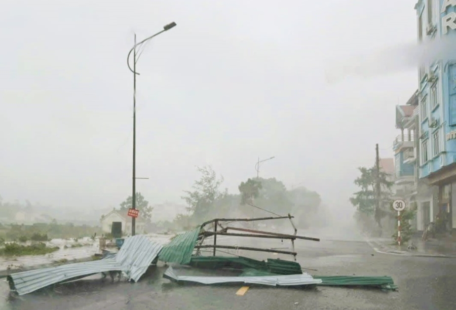 Nhiều mái tôn nhà dân, nhà nghỉ lưu trú trên đảo Cô Tô bị hất văng.