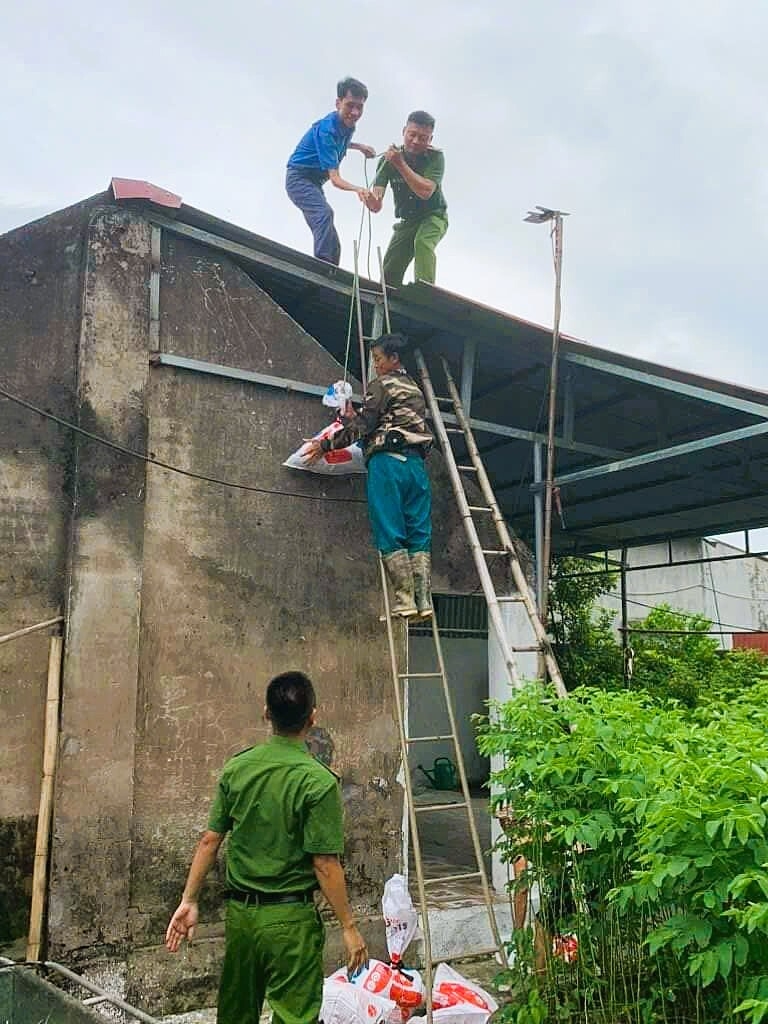 Công an Thái Thụy - Thái Bình giúp người dân chống bão số 3.