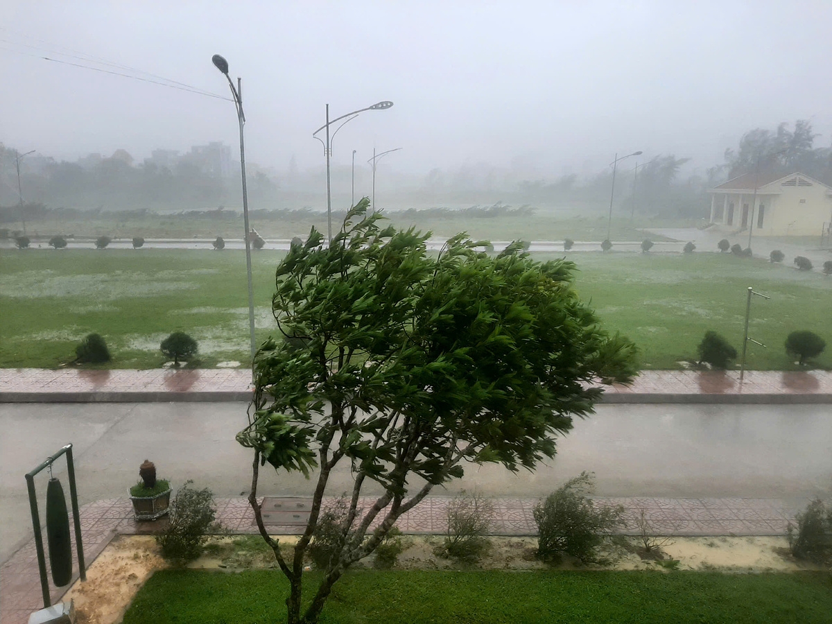 Cường độ gió trên đảo Cô Tô làm rung chuyển cả xe ô tô 1,6 tấn.