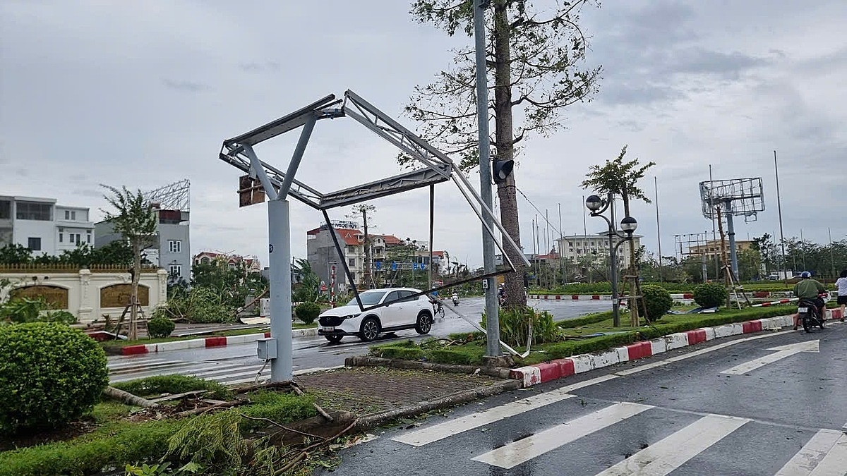 Một trong những biển quảng cáo đổ gục trên đường phố.