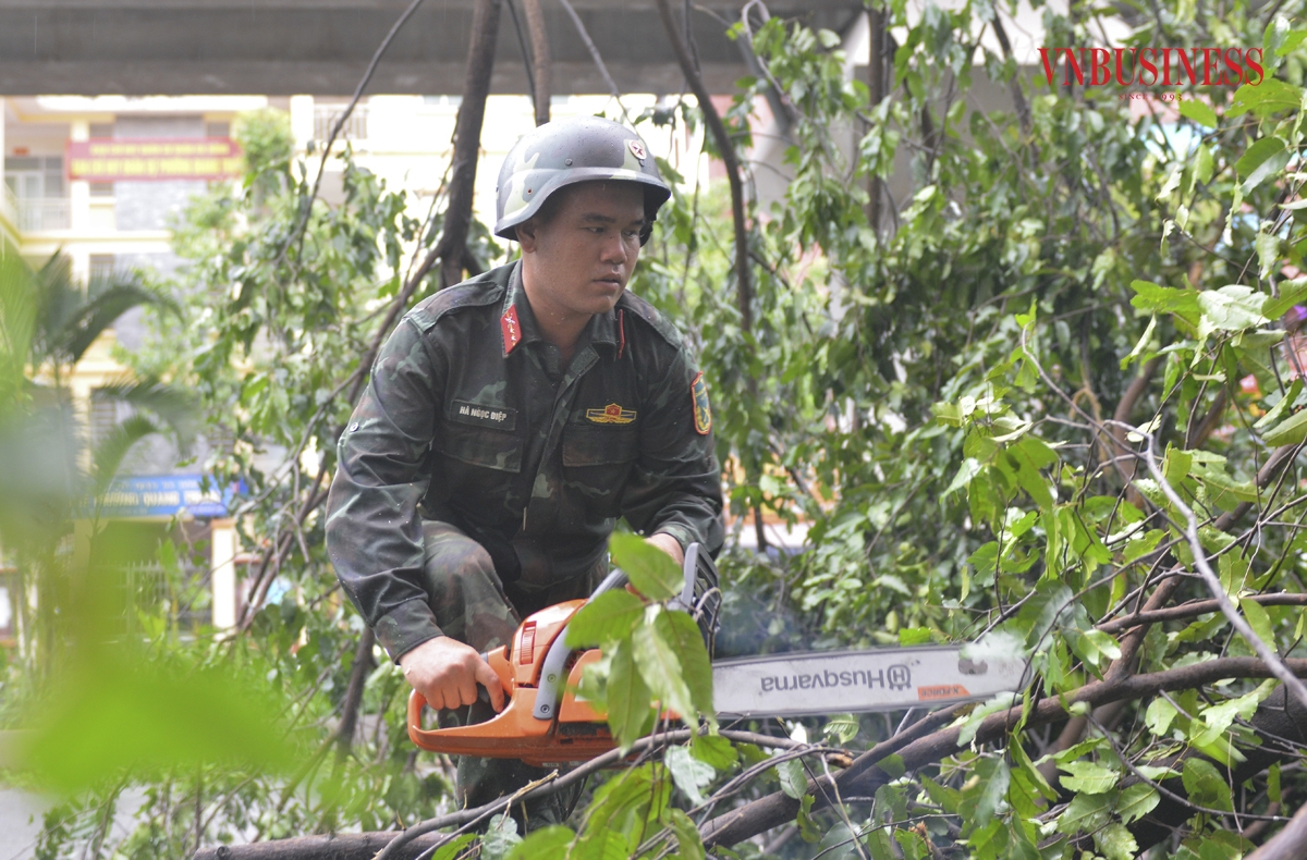 Trung úy Hà Ngọc Hiệp chia sẻ với phóng viên VnBusiness: “Chúng tôi chỉ có nhiệm vụ cắt và dọn dẹp những cây đổ nhỏ, còn những cây to hay cột điện gãy đổ thì cần đến sự chuyên môn kỹ thuật cùng các thiết bị phù hợp để vừa xử lý cây đổ vừa đảm bảo an toàn cho tài sản của người dân và người thực hiện công việc.”
