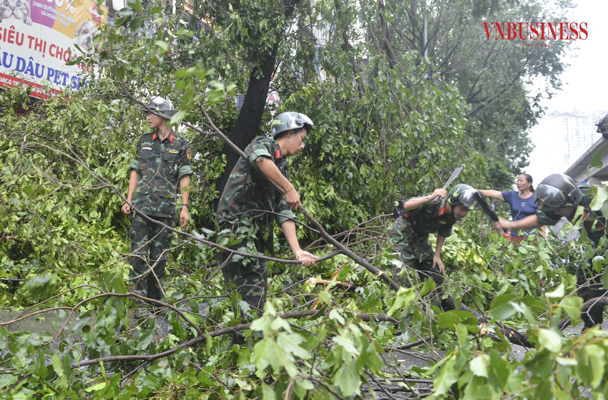 Công việc khắc phục hậu quả do mưa bão được cán bộ, chiến sĩ thực hiện một cách khẩn trương, bảo đảm an toàn.