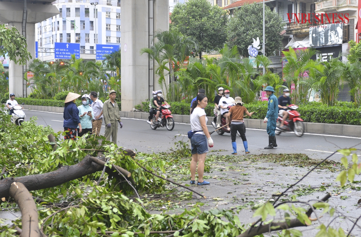 Ngay sau khi bão qua, các cơ quan chức năng đã khẩn trương huy động lực lượng tối đa để dọn dẹp và làm sạch các tuyến phố. Tại các địa điểm cây xanh và cột điện bị gãy đổ, lực lượng địa phương đã nhanh chóng phối hợp với công ty điện lực để tiến hành khắc phục sự cố.