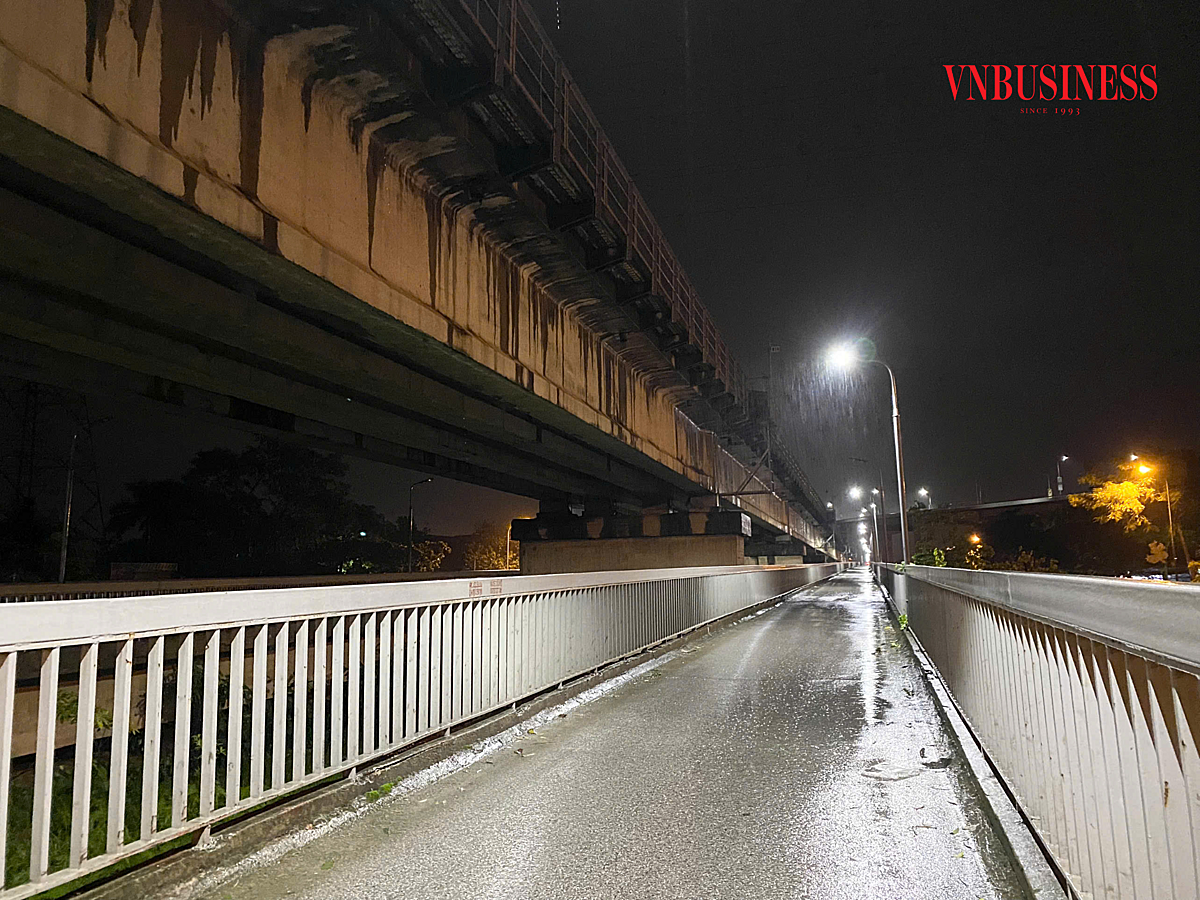 Hà Nội yêu cầu rà soát các cầu vượt sông và cấm xe qua các cầu yếu. &lpar;Hình ảnh cầu Thăng Long&rpar;