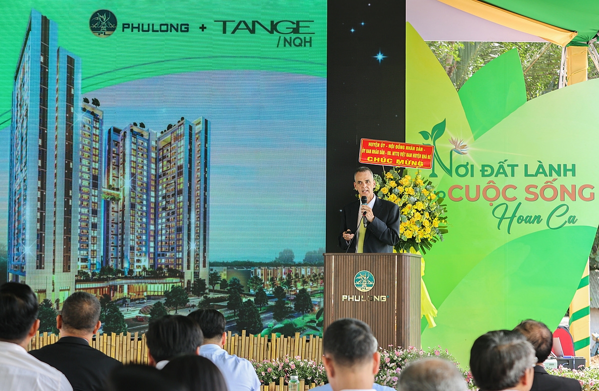 Ông Michael Thanner - Chủ Nhiệm Thiết Kế Cấp Cao của Công ty thiết kế kiến trúc Tange Associates &lpar;Nhật Bản&rpar; phát biểu tại sự kiện.