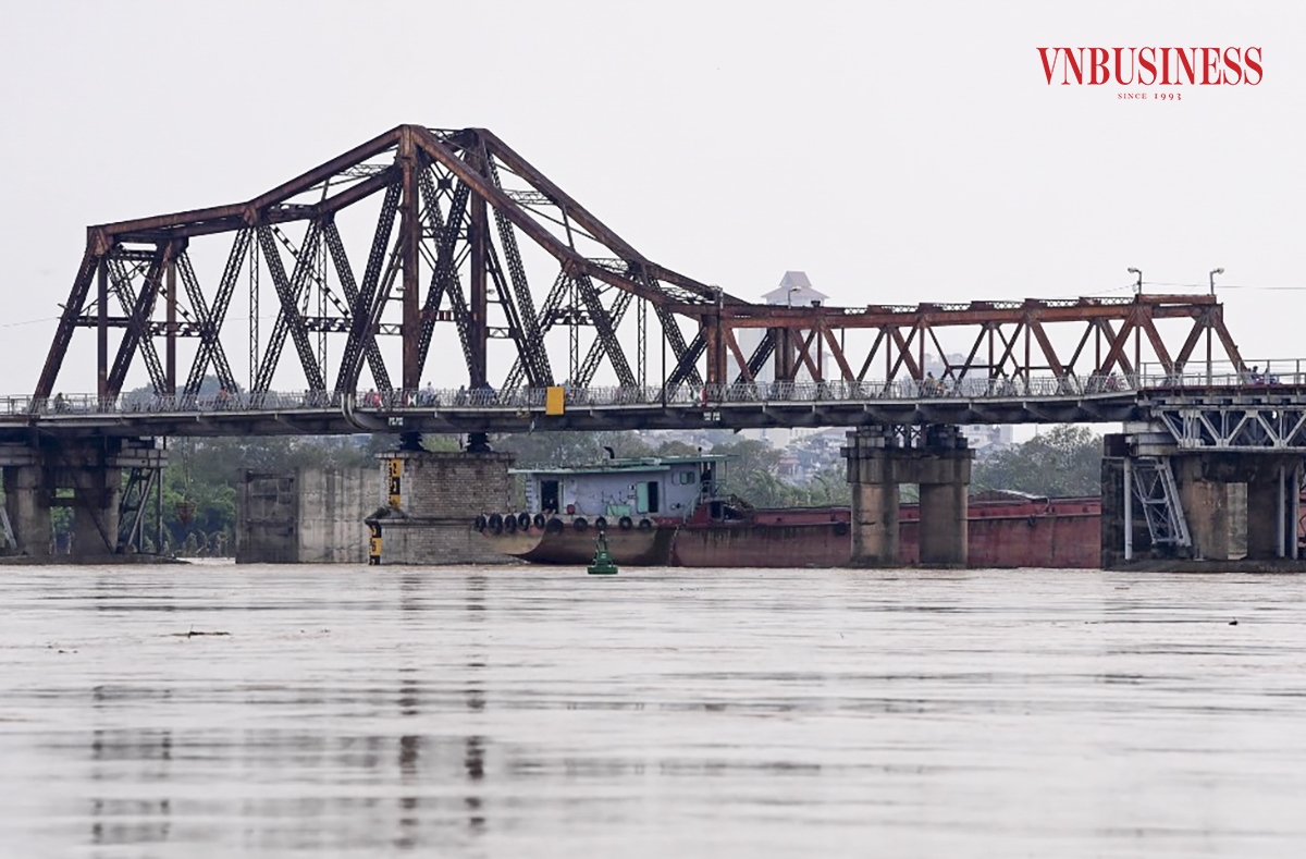 Mưa lớn suốt đêm 9/9 đã khiến nhiều khu vực tại Hà Nội lâm vào tình trạng ngập lụt nghiêm trọng. Ghi nhận mực nước sông hồng trong sáng nay đang dâng cao rất nhanh, đang đạt mức 9m tương đương với báo động cấp 1.
