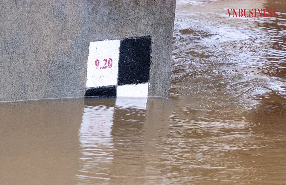 Đến 8:00, ngày 10/9/2024, mực nước trên sông Hồng tại Hà Nội là 9m, đang ở mức báo động 1. Nguy cơ cao gây ngập lụt tại một số khu vực tại Hà Nội.