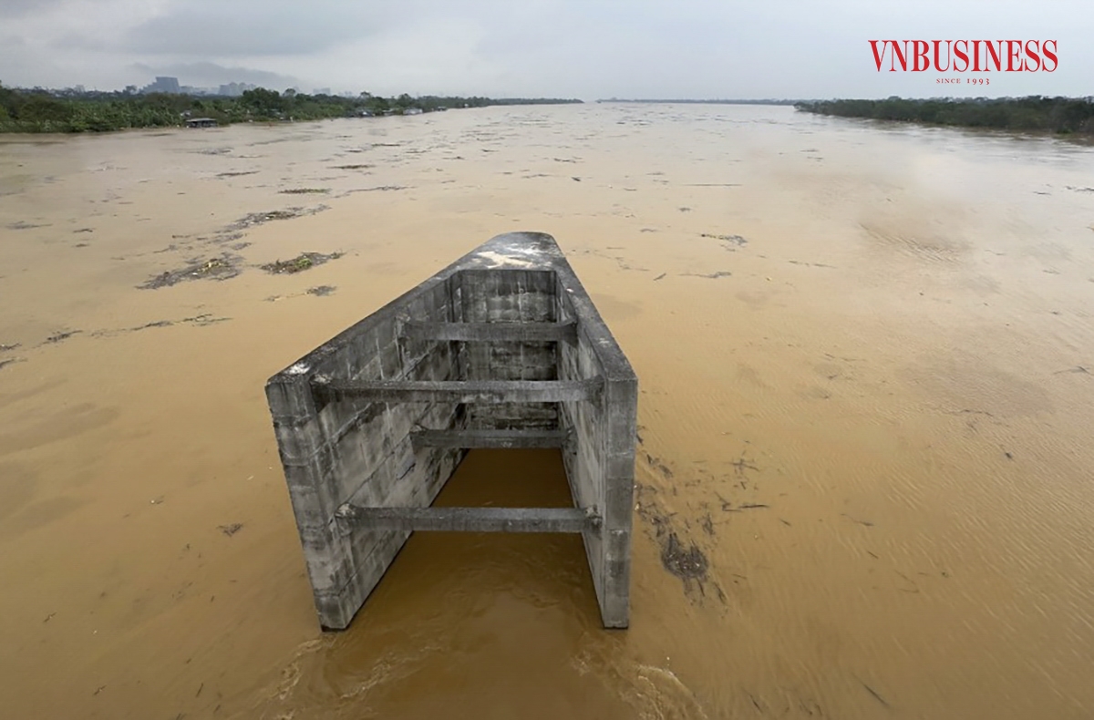 Tính từ 17h chiều qua &lpar;7,4m&rpar;, nước sông Hồng đã dâng cao hơn 2m chỉ sau 15 tiếng. Lưu tốc dòng chảy lớn do chịu ảnh hưởng của lũ trên các sông và điều tiết của các hồ chứa tại khu vực thượng lưu.