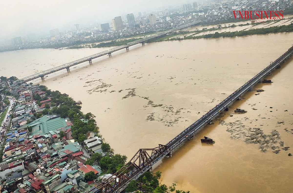 Do nước sông Hồng lên cao, chảy xiết, Hà Nội bắt đầu hạn chế phương tiện giao thông di chuyển qua cầu Chương Dương. Theo đó, Hà Nội cấm các xe ô tô hợp đồng, xe khách, xe du lịch trên 9 chỗ ngồi và xe có tải trọng trên 0,5 tấn di chuyển qua cầu Chương Dương từ 8:30 sáng nay.