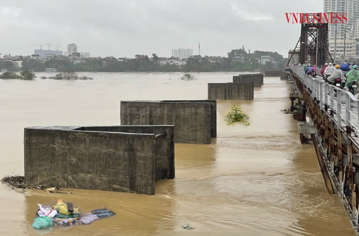 Các mố trụ chống va đập tại cầu Long Biên, hình ảnh này hiếm khi xuất hiện trong nhiều năm trở lại đây.