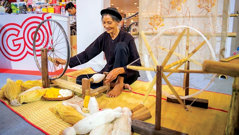 Dù vùng trồng dâu của HTX dệt đũi Nam Cao &lpar;Thái Bình&rpar; đang bị chìm trong nước lũ, nhưng hoạt động xúc tiến thương mại quốc tế vẫn được các thành viên quan tâm.