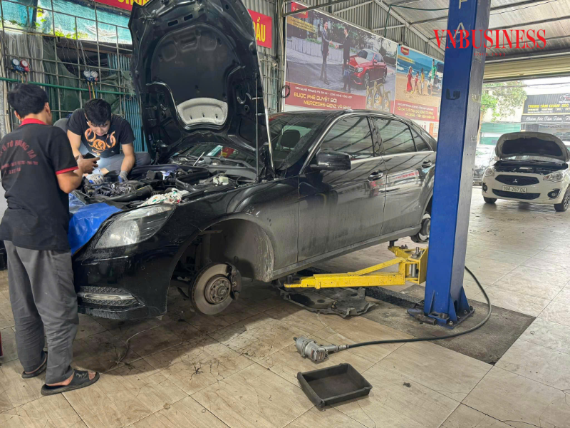 Nhiều gara ở Hà Nội giảm giá sửa ô tô cho xe bị thiệt hại sau bão.