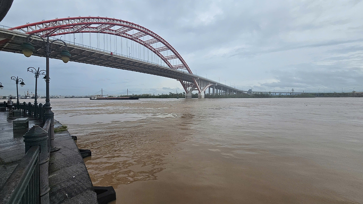 Mực nước trên các sông Cấm dao động theo thủy triều.