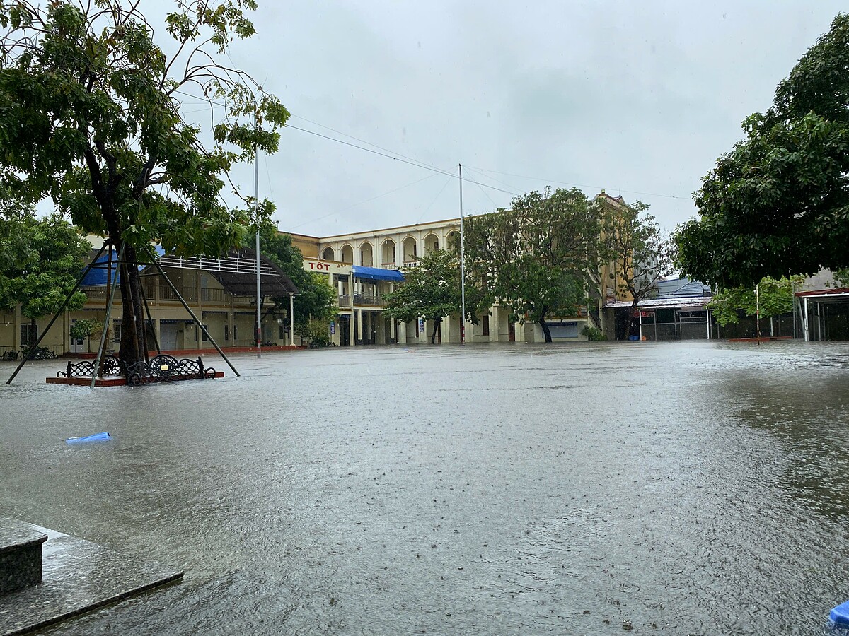 Nhiều trường phải cho học sinh nghỉ học vì mưa ngập sâu sân trường.