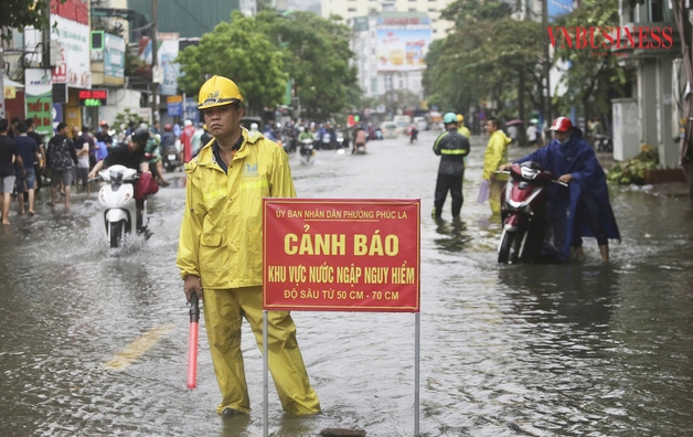 Công tác đảm bảo an toàn đê điều, hồ đập được Hà Nội chú trọng trong bối cảnh lũ diễn biến phức tạp.