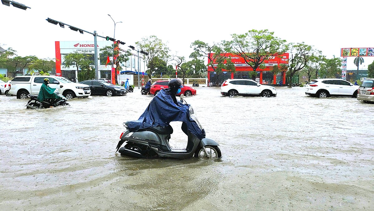 Nhiều tuyến đường chính của thành phố Hải Phòng đã ngập lụt từ 9 giờ ngày 11/9.