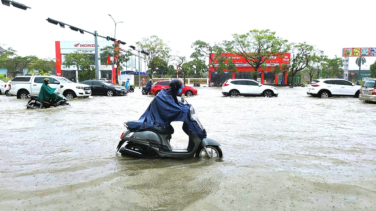 Nhiều tuyến đường chính của thành phố Hải Phòng đã ngập lụt từ 9 giờ ngày 11/9.
