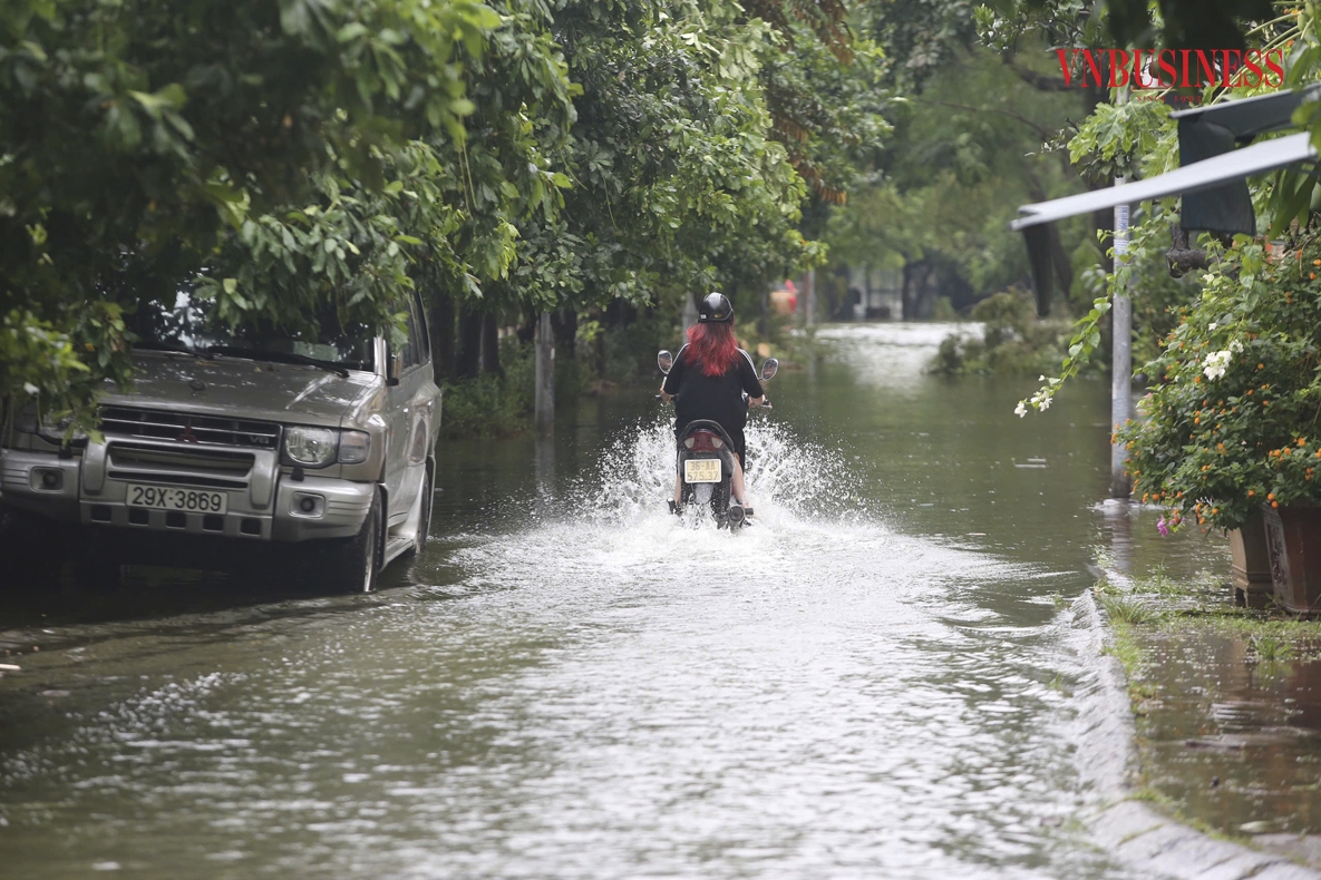 Nhiều người chấp nhận đi vòng hàng km để thoát khỏi khu vực úng ngập.